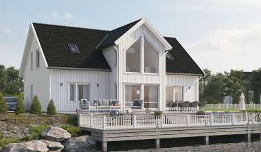 Hvitt hus i to etasjer med stor uteplass