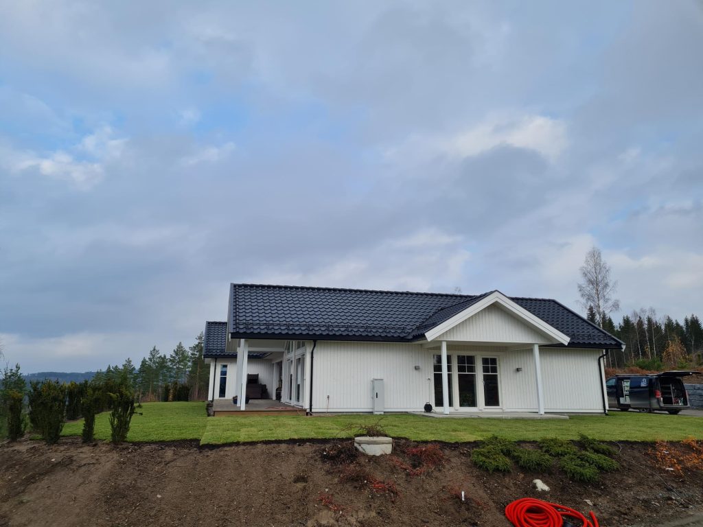 bildet viser et hvitt hus