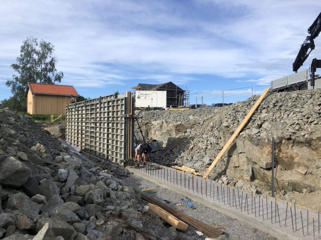 Forskalingsmur i betong under støping