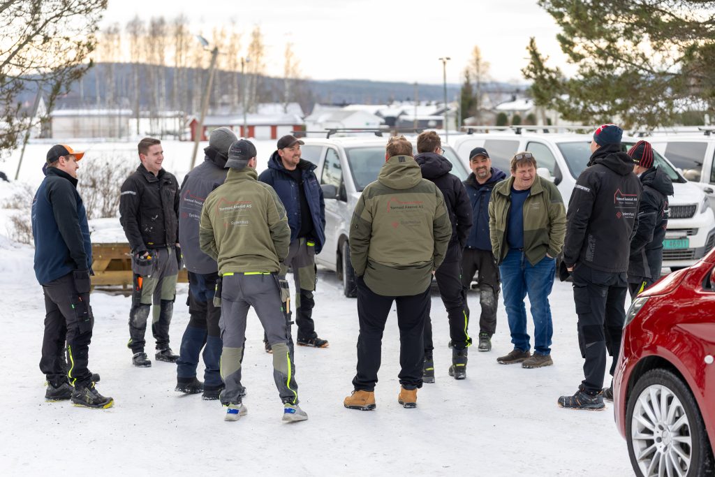 Ansatte i Tormod Ånerud AS samlet utenfor lageret
